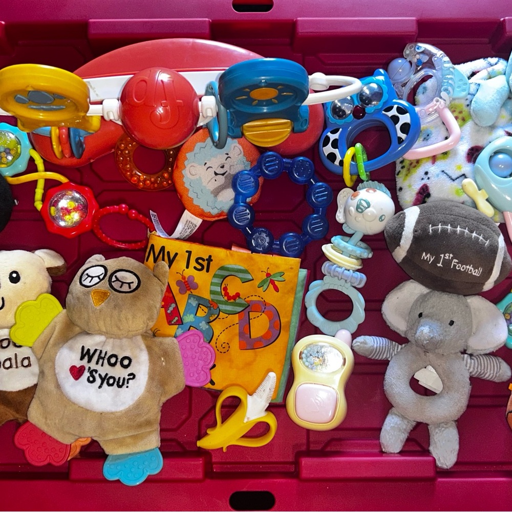 💟 Bundle of Baby/Toddler Toys (Rattles, Tethers, And More) 🧸